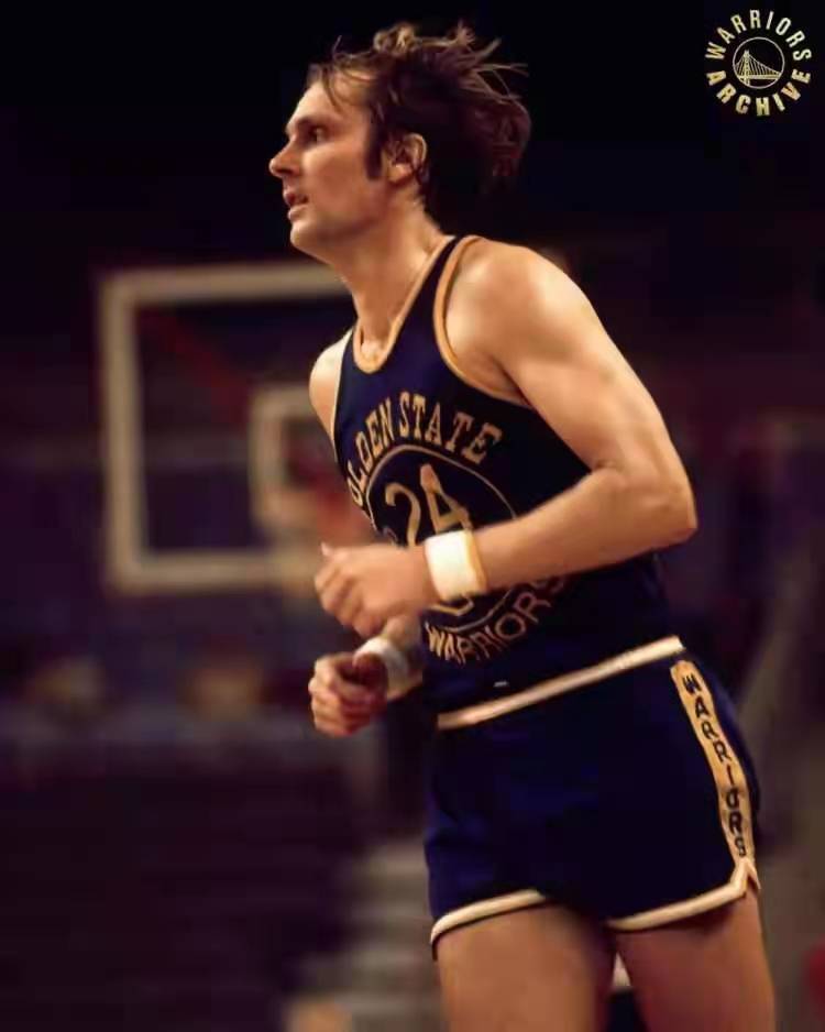  曼城女足创历史，首夺英超联赛冠军  