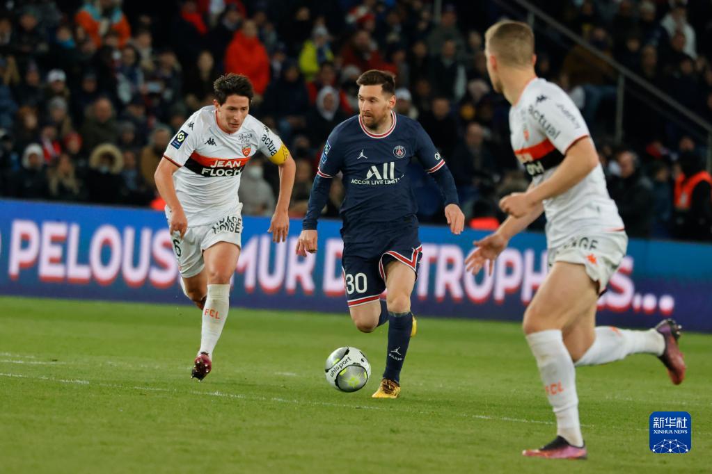  巴黎圣日耳曼主场大胜里昂，登顶积分榜首  