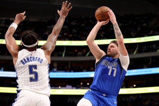  东契奇三双独行侠加时憾负爵士  